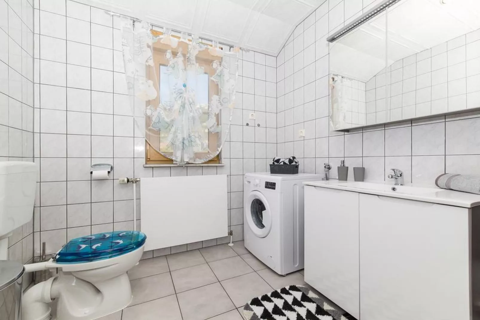 Spacious Holiday Home with Pool and Hot Tub in Kastel Stari - Four Bedroom Holiday Home with Pool - Bathroom
