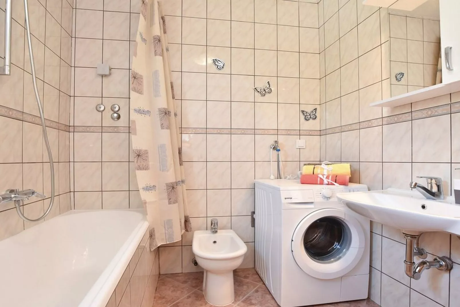 Serene Villa with Pool, BBQ, and Authentic Tavern Surrounded by Nature - Five Bedroom Holiday Home - Bathroom