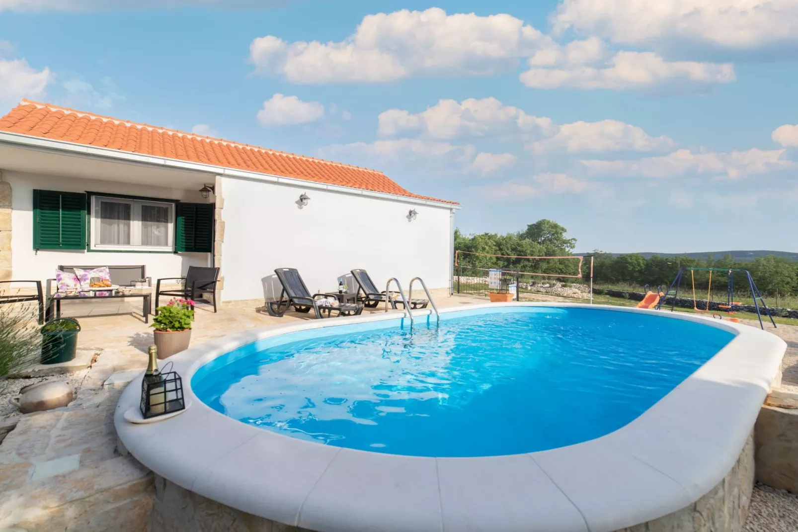 Serene Retreat Holiday Home with Pool - Two Bedroom Holiday Home with Pool - Im Freien