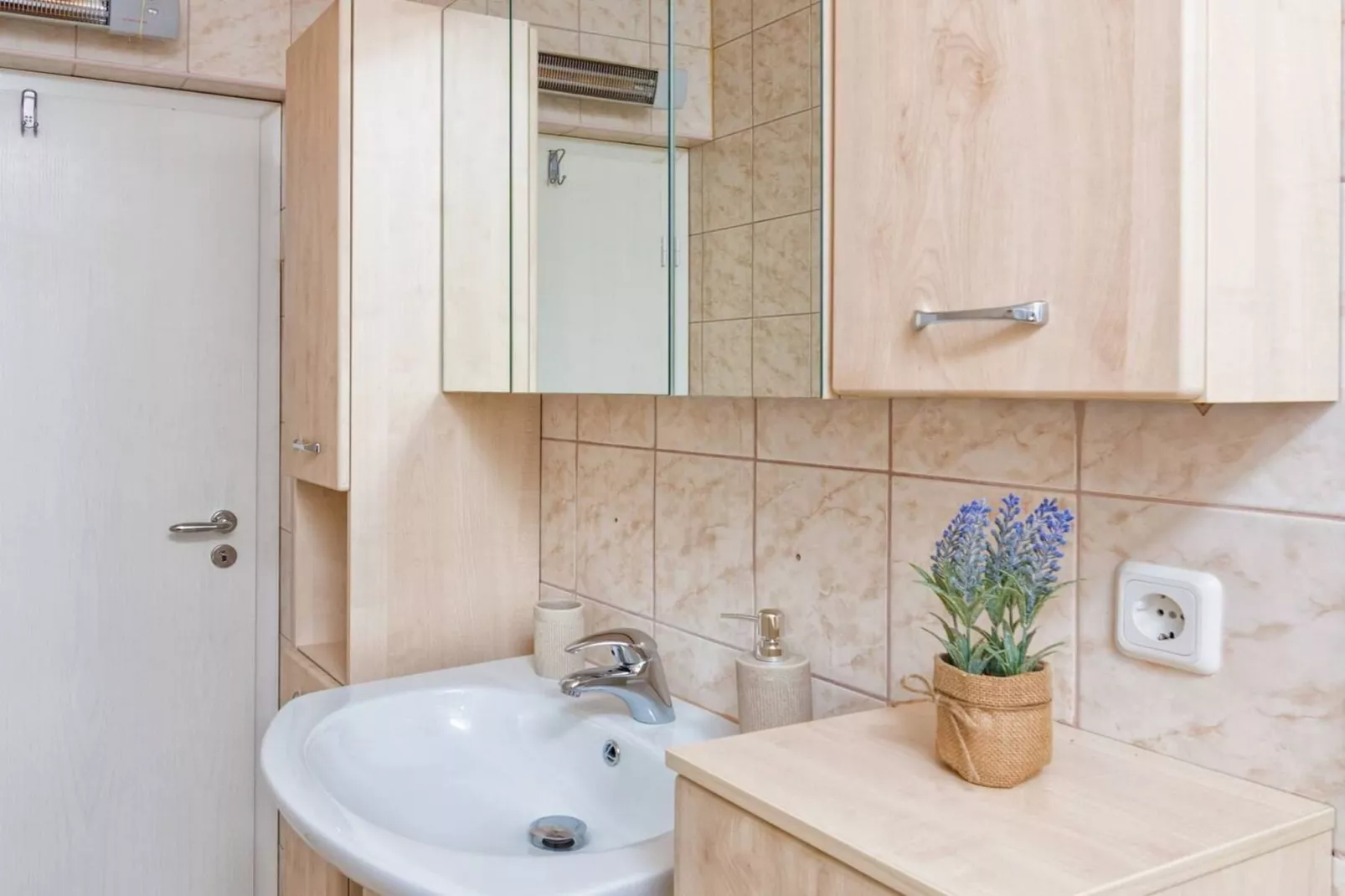 Hidden Gem Holiday Home with Pool in Kastel Stafilic - Two Bedroom Holiday Home with Pool - Bathroom