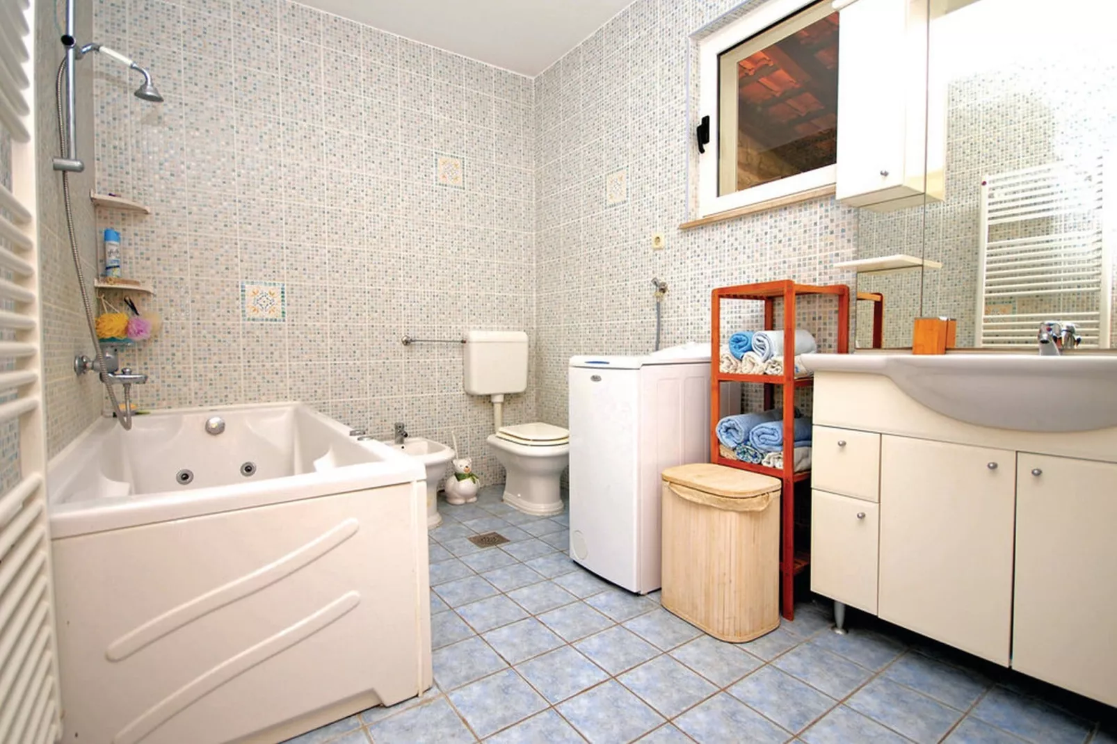 Picturesque Escape Holiday Home with Pool and Sauna - Four Bedroom Holiday Home with Sauna and Pool - Bathroom
