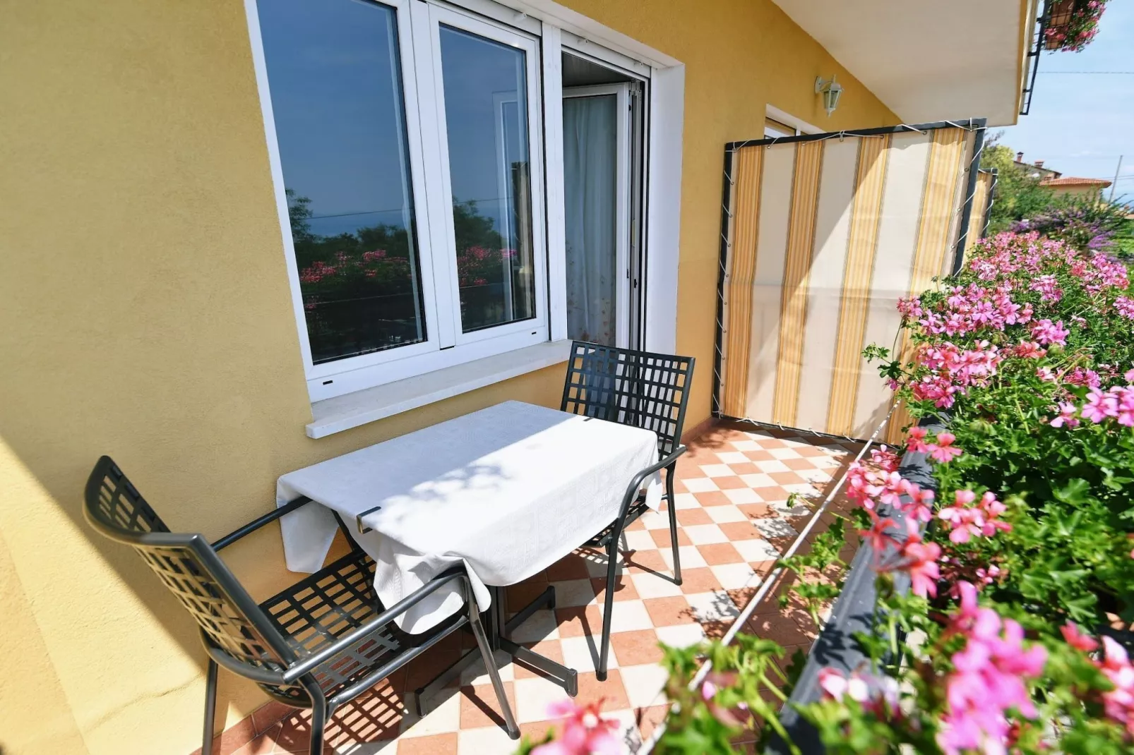 Scenic Retreat Rooms and Family Apartments - One Bedroom Apartment with Terrace - Terrace