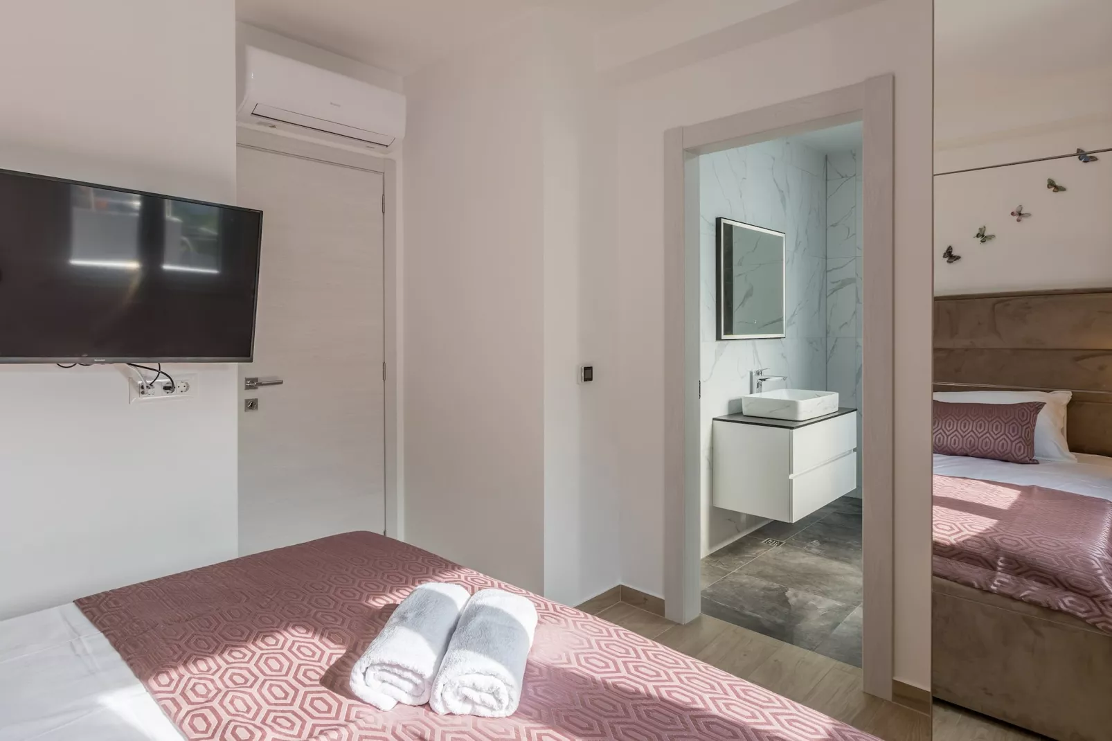 Scenic Kastel Luksic Apartments - Three Bedroom Apartment - Bedroom