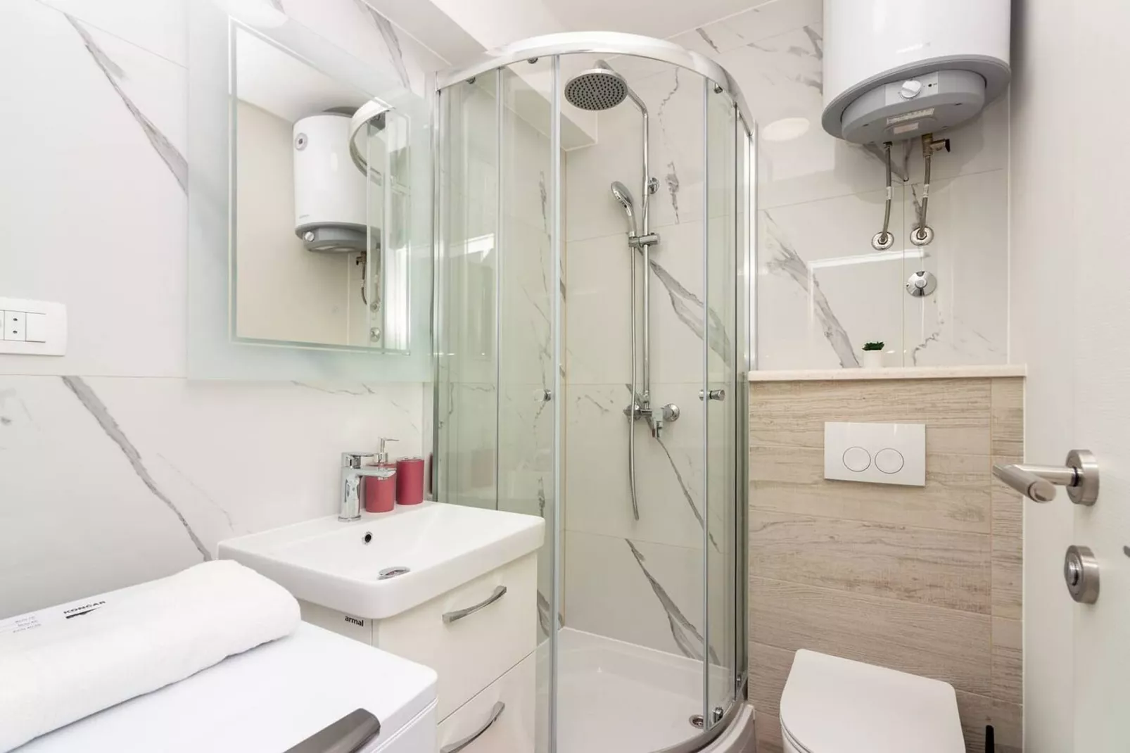 Modern Apartments with Private Balcony - One Bedroom Apartment (Owner S1) - Badezimmer