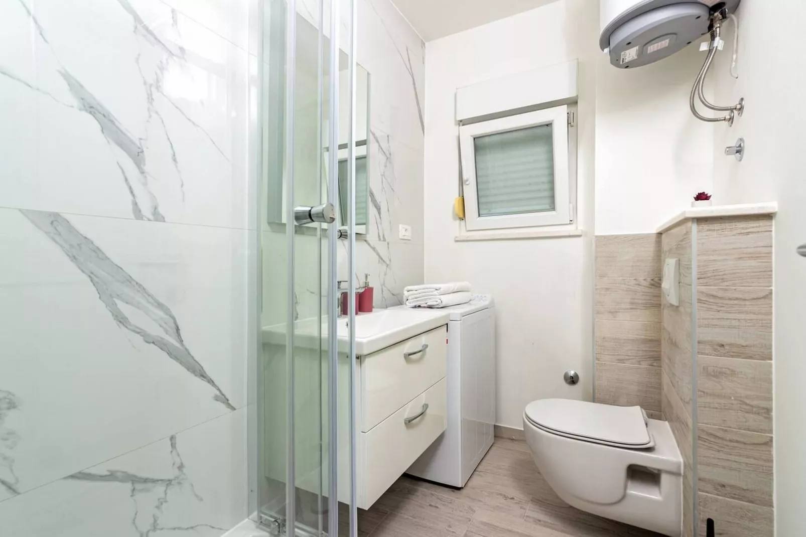 Modern Apartments with Private Balcony - Deluxe One Bedroom Apartment (Owner S3) - Badezimmer