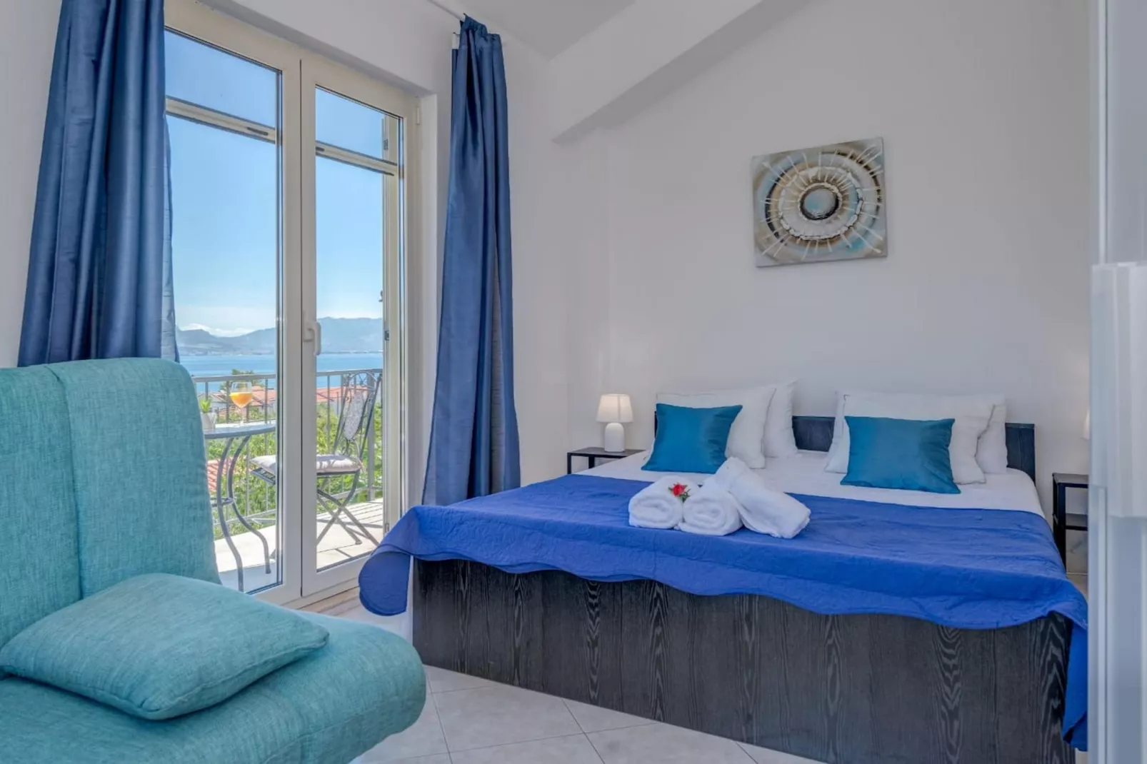 Seaside Getaway Holiday Home with Patio Slatine - Three Bedroom Holiday Home - Bedroom