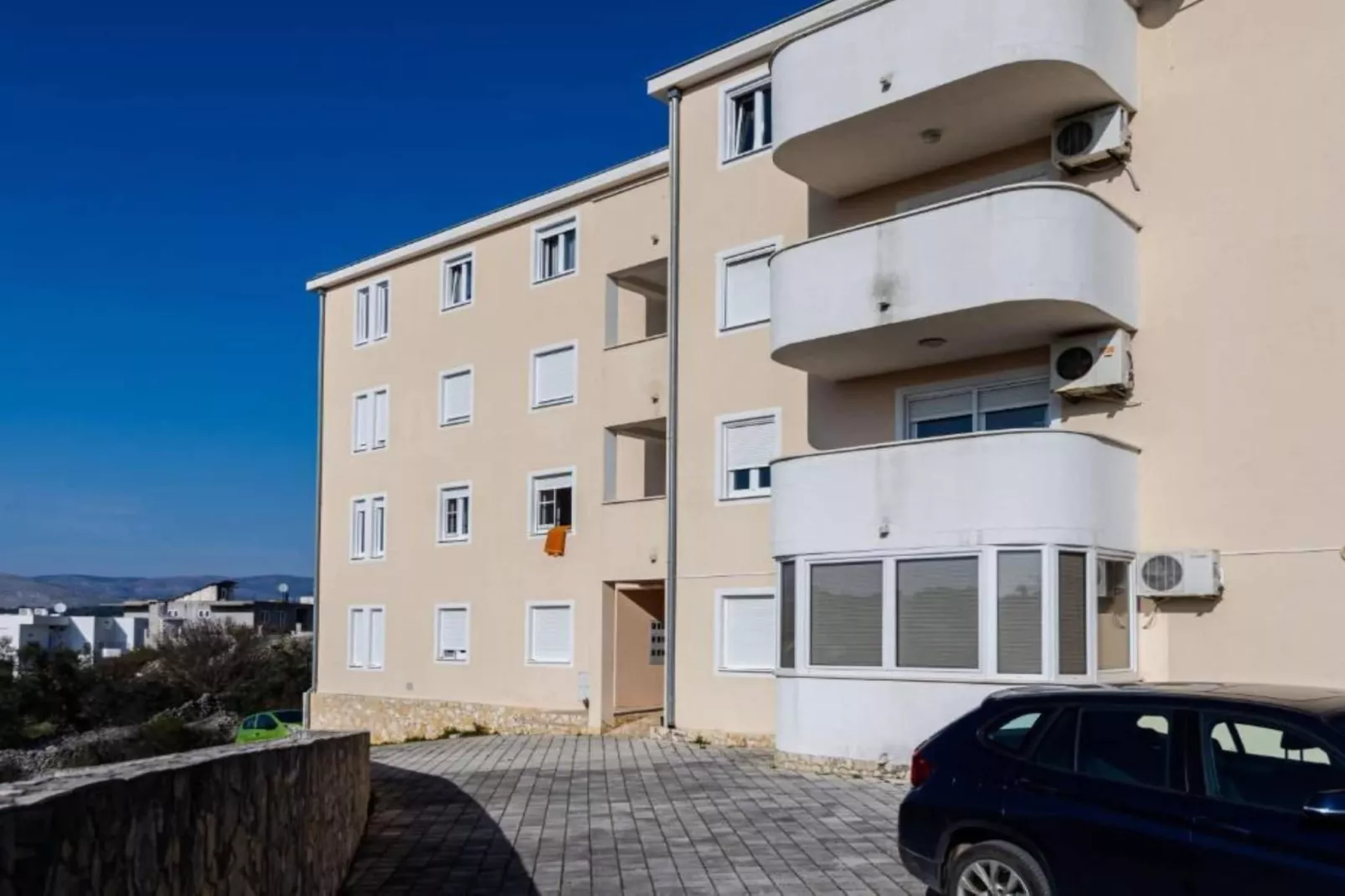 Charming and Cozy Okrug Gornji Apartment with Balcony - One Bedroom Apartment with Balcony - Im Freien