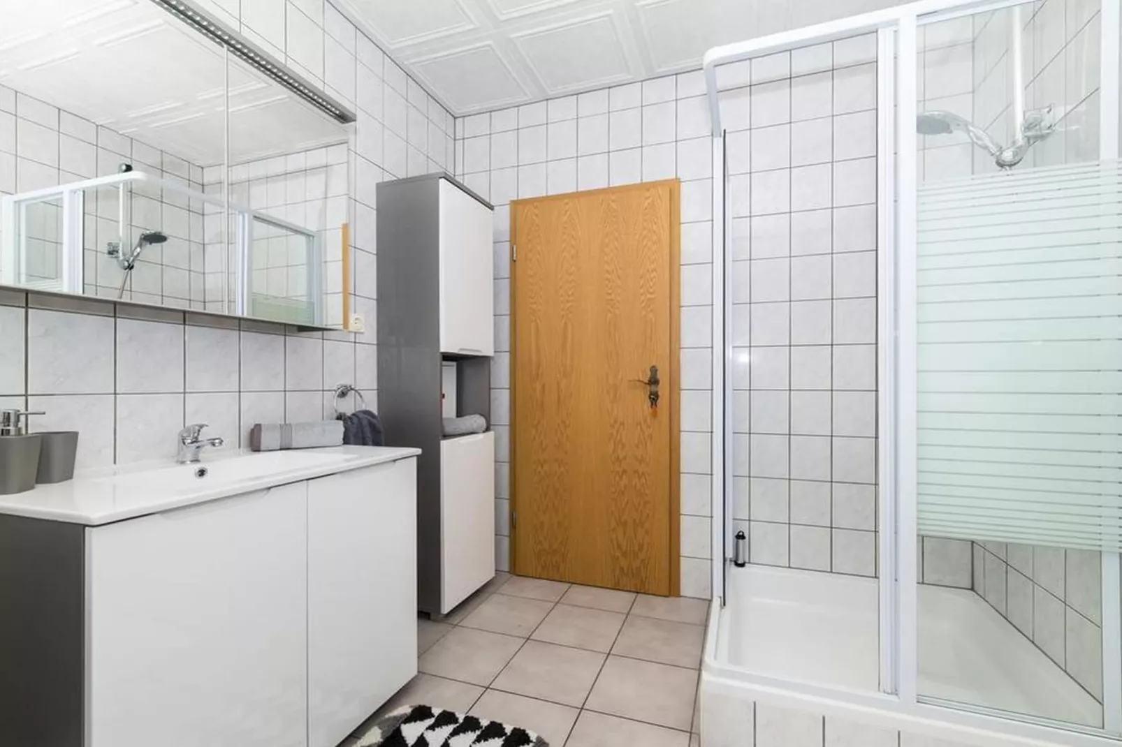 Spacious Holiday Home with Pool and Hot Tub in Kastel Stari - Four Bedroom Holiday Home with Pool - Bathroom