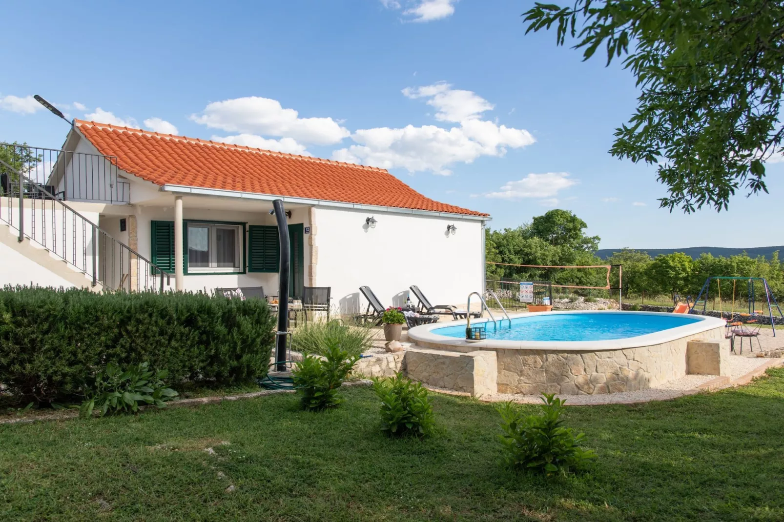 Serene Retreat Holiday Home with Pool - Two Bedroom Holiday Home with Pool - Im Freien