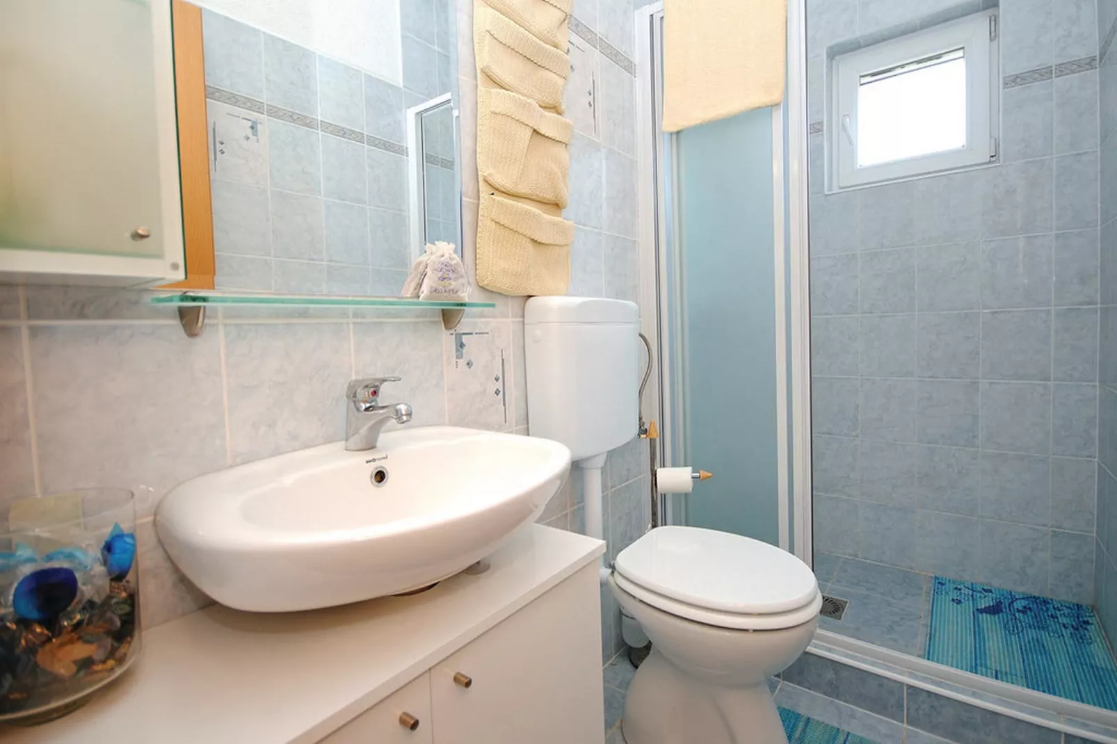 Picturesque Escape Holiday Home with Pool and Sauna - Four Bedroom Holiday Home with Sauna and Pool - Bathroom