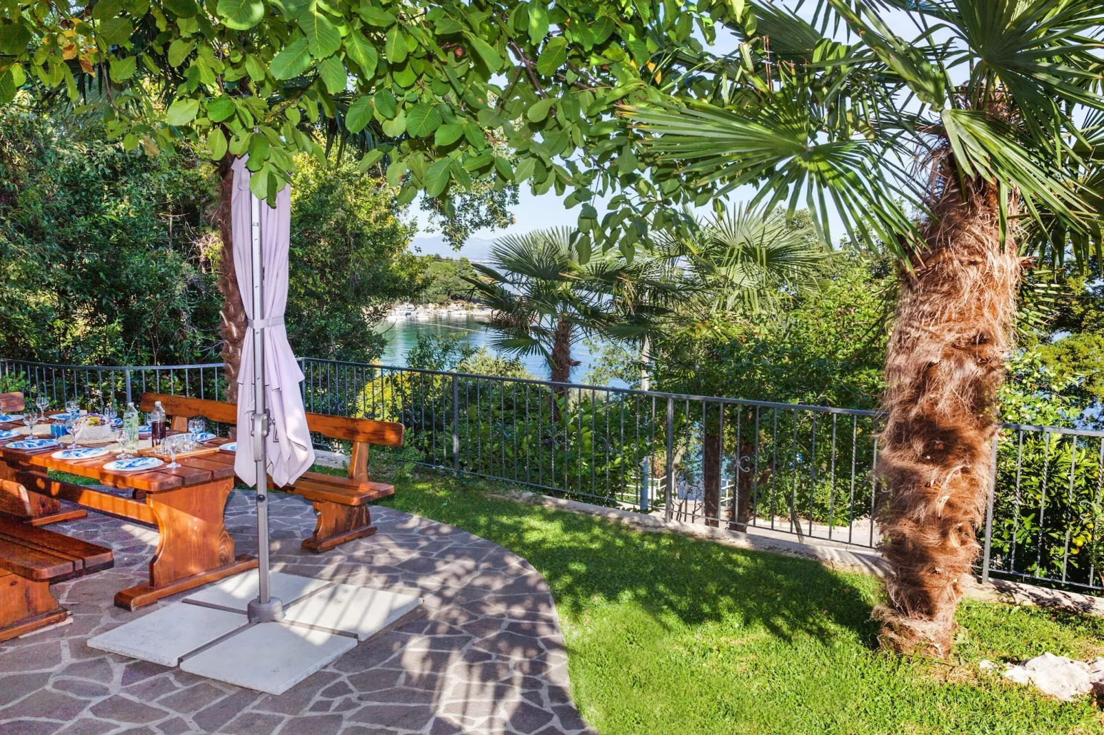 Splendid Beachfront Medveja Apartments - Deluxe Two Bedroom Apartment with Terrace and Sea View - Jardins en été