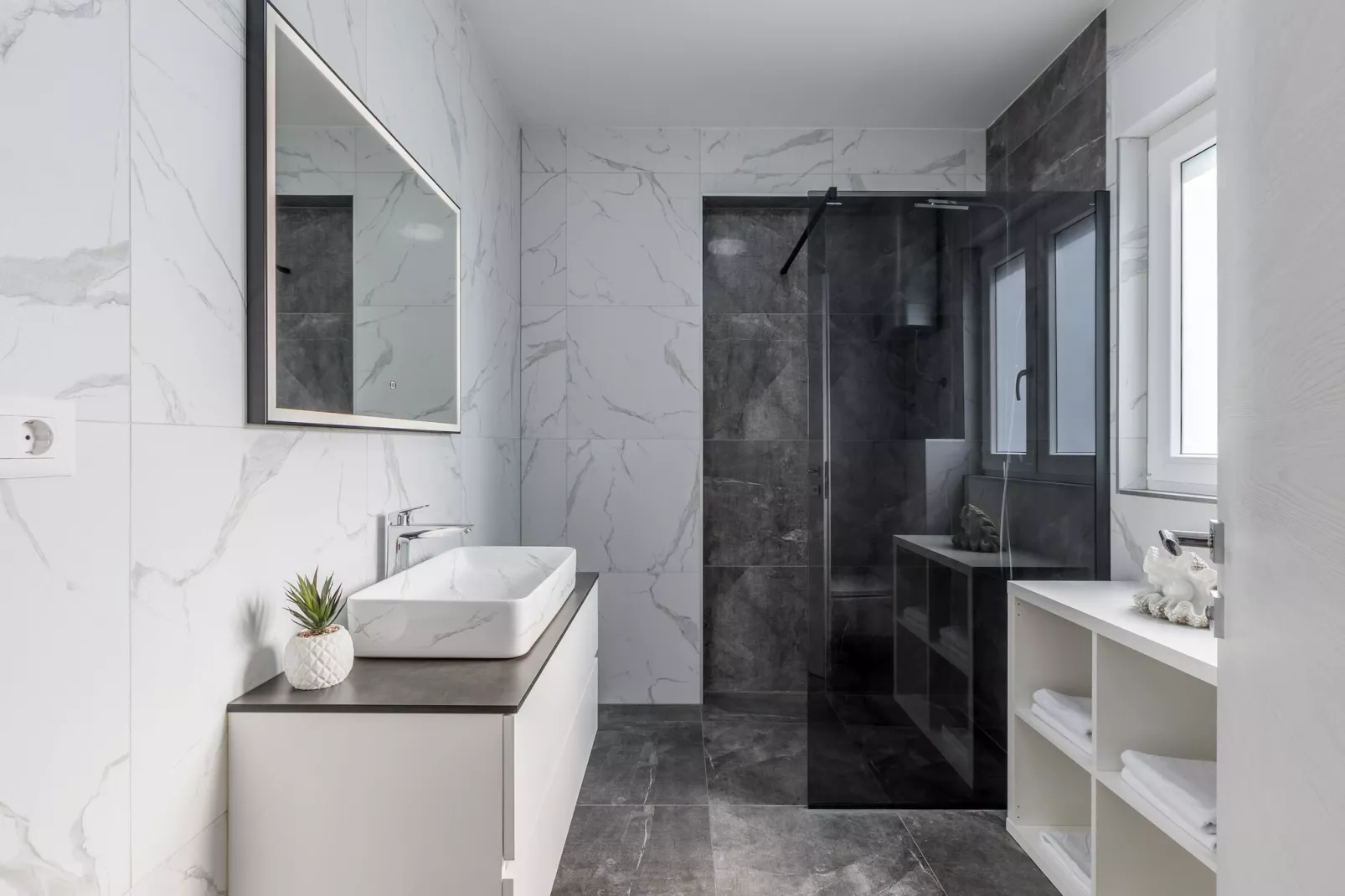 Scenic Kastel Luksic Apartments - Three Bedroom Apartment - Bathroom