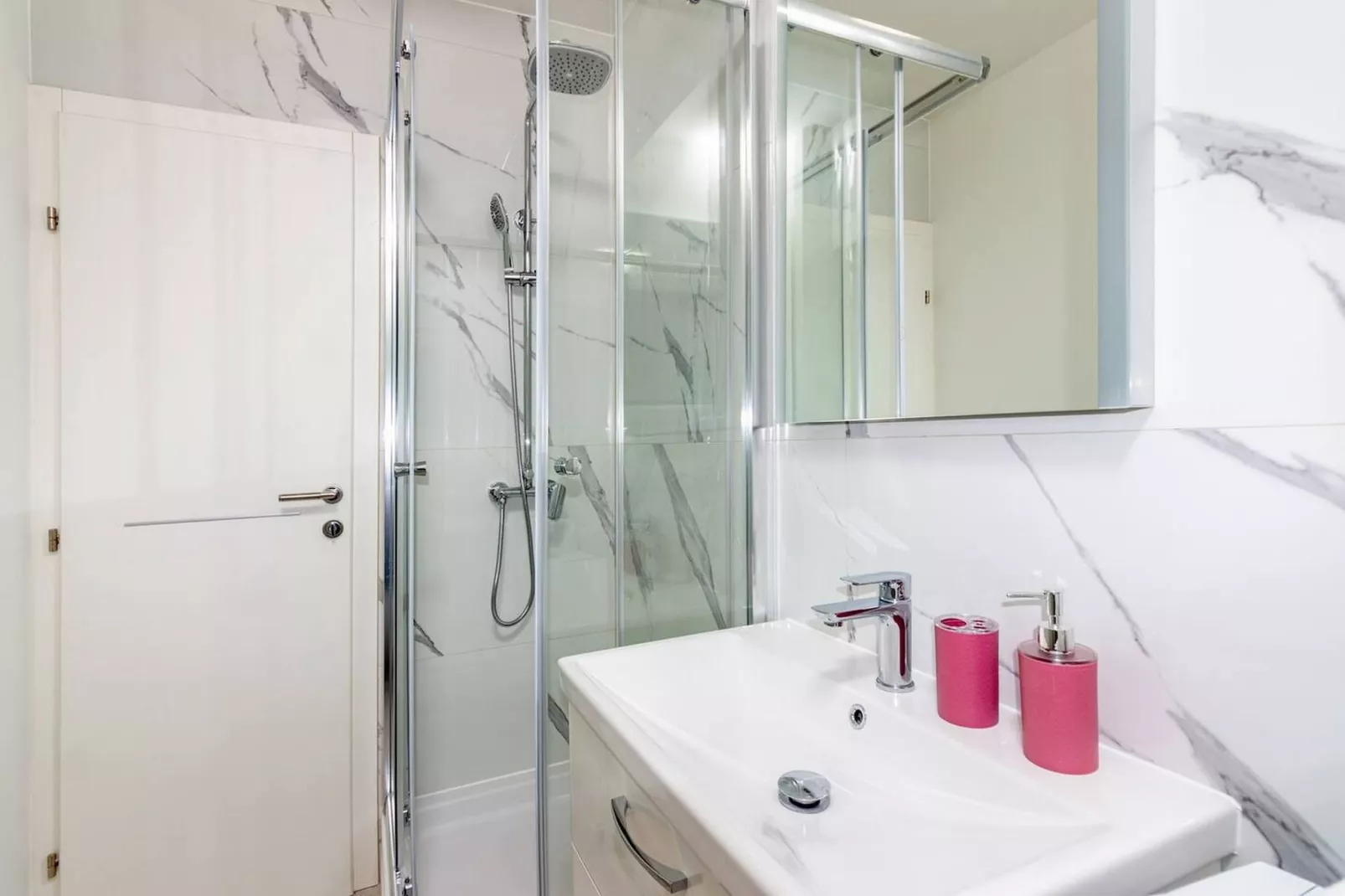 Modern Apartments with Private Balcony - Deluxe One Bedroom Apartment (Owner S3) - Badezimmer