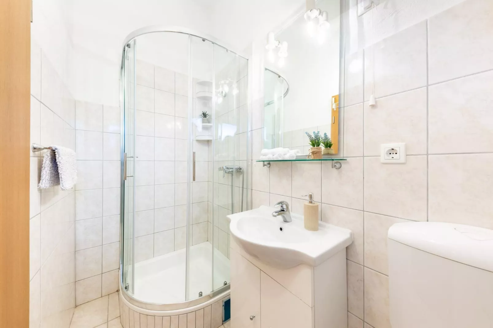 Spacious Prgomet Retreat with Private Pool, Fitness Centre, and Garden - Three Bedroom Villa - Bathroom