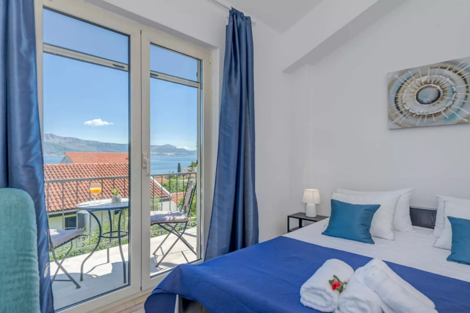 Seaside Getaway Holiday Home with Patio Slatine - Three Bedroom Holiday Home - Bedroom