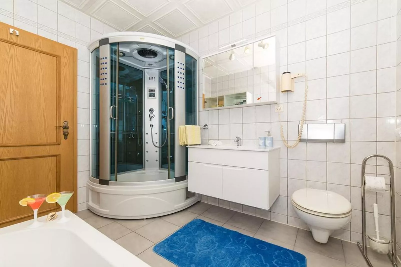 Spacious Holiday Home with Pool and Hot Tub in Kastel Stari - Four Bedroom Holiday Home with Pool - Bathroom