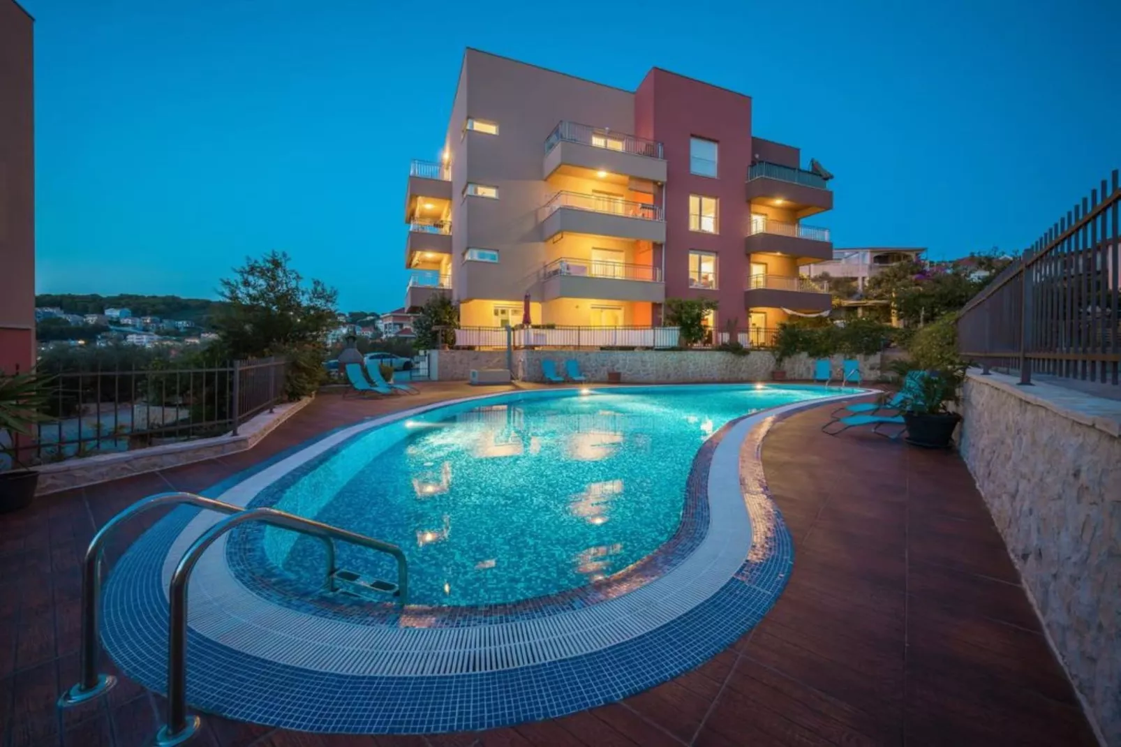 Elegant Hideaway Apartment with Pool - Two Bedroom Apartment with Pool - Im Freien