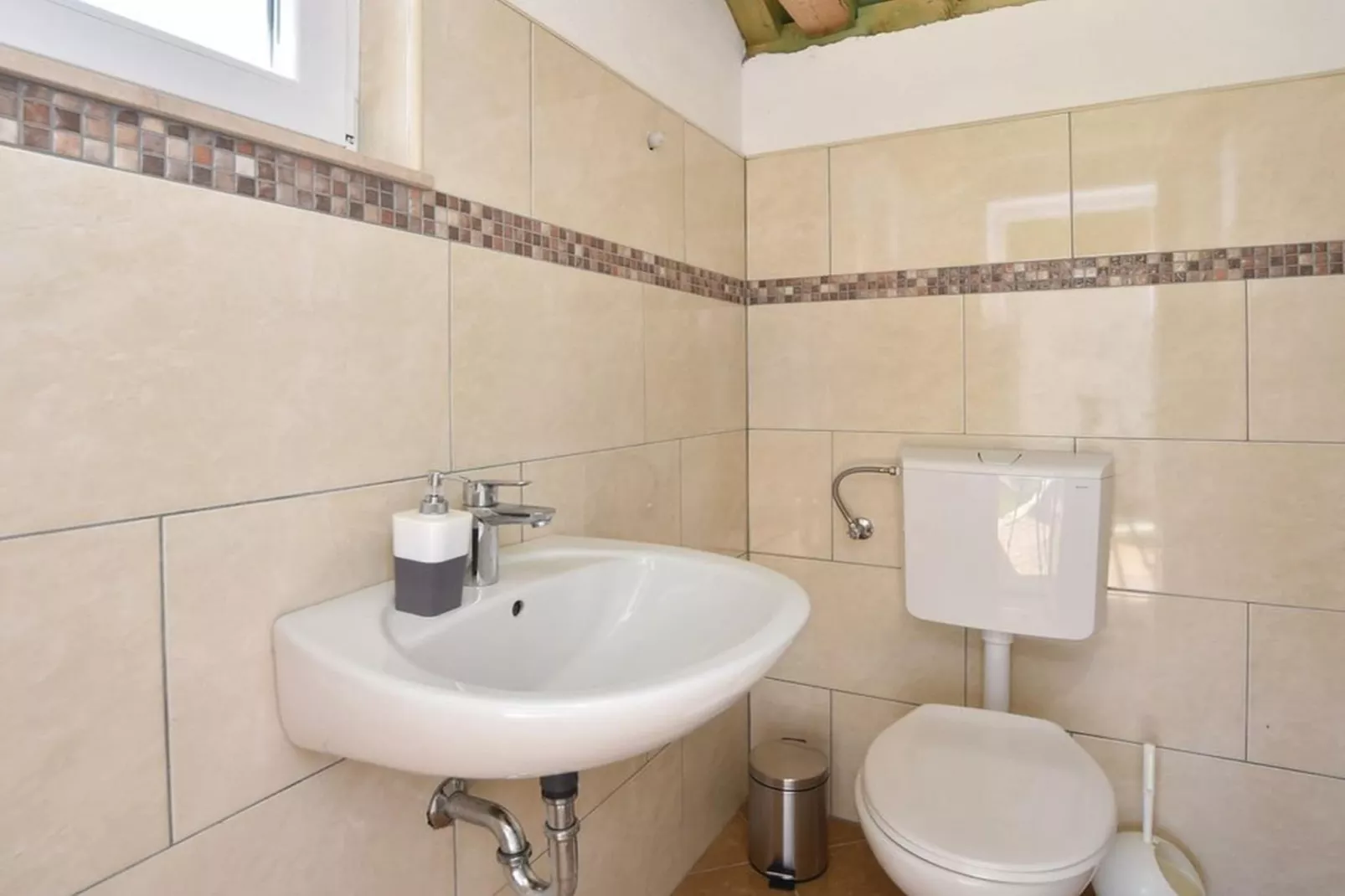 Serene Villa with Pool, BBQ, and Authentic Tavern Surrounded by Nature - Five Bedroom Holiday Home - Bathroom