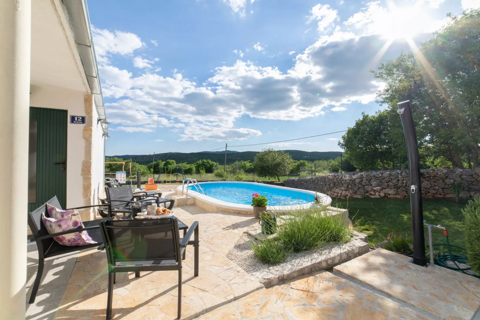 Serene Retreat Holiday Home with Pool - Two Bedroom Holiday Home with Pool - Im Freien