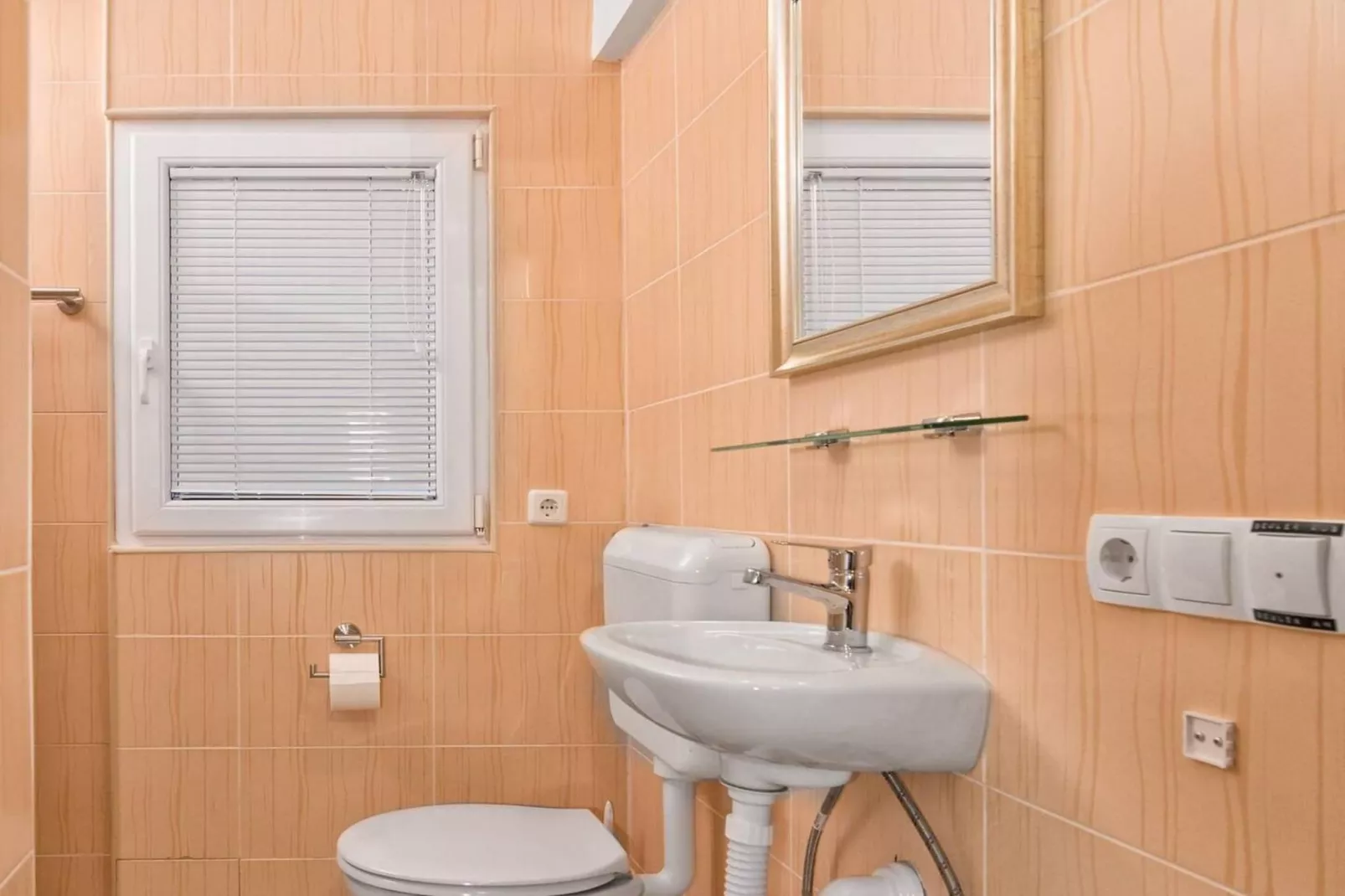 Hidden Gem Holiday Home with Pool in Kastel Stafilic - Two Bedroom Holiday Home with Pool - Bathroom