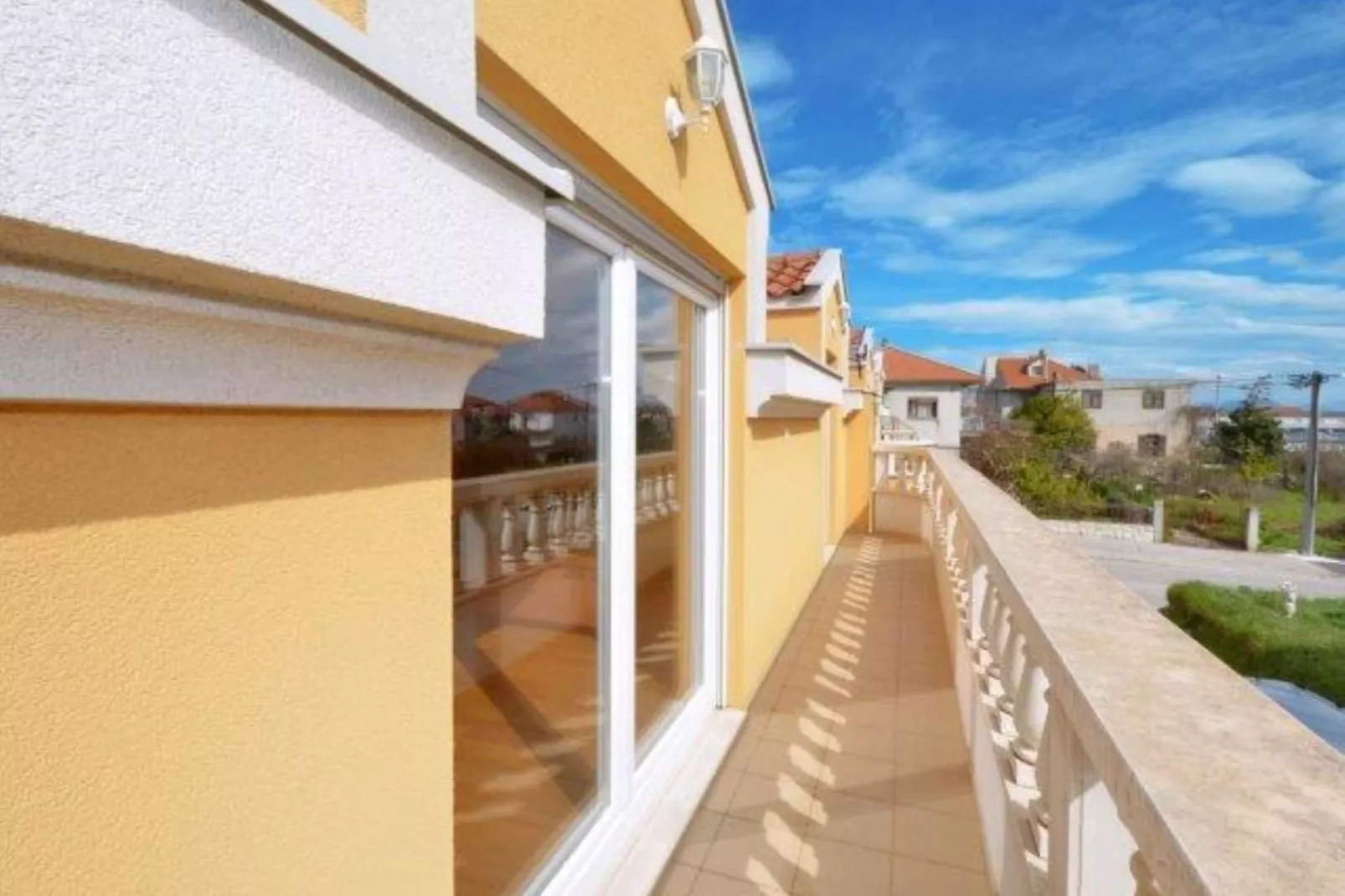 Bright Kaštela Apartment with Balcony and Private Parking - Two Bedroom Apartment - Terrasse/Balkon