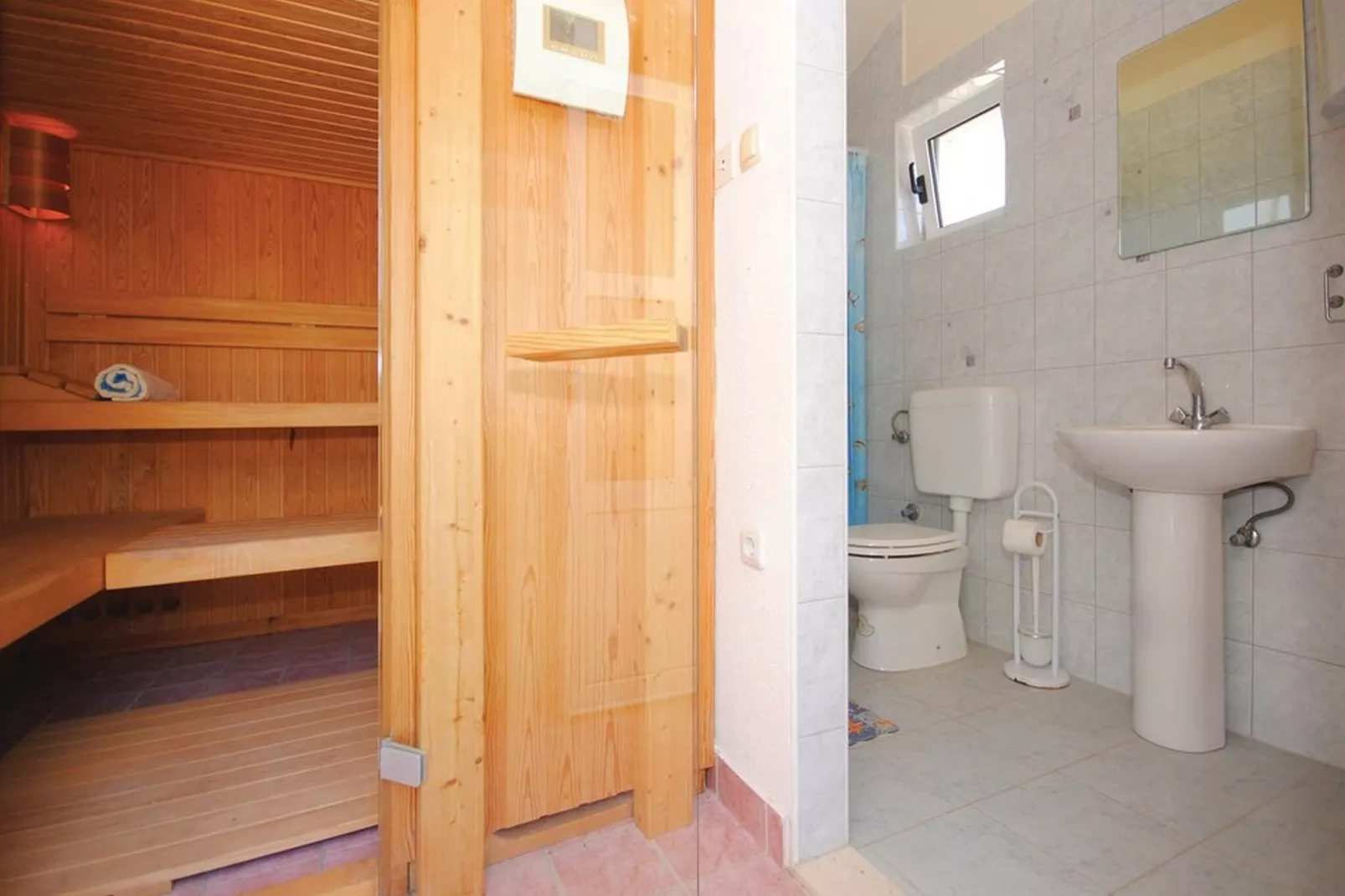 Picturesque Escape Holiday Home with Pool and Sauna - Four Bedroom Holiday Home with Sauna and Pool - Bathroom