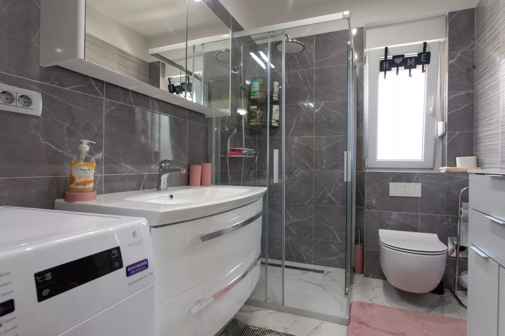 Trendy and Chic Apartment with Terrace and Private Garden - One Bedroom Apartment - Badezimmer