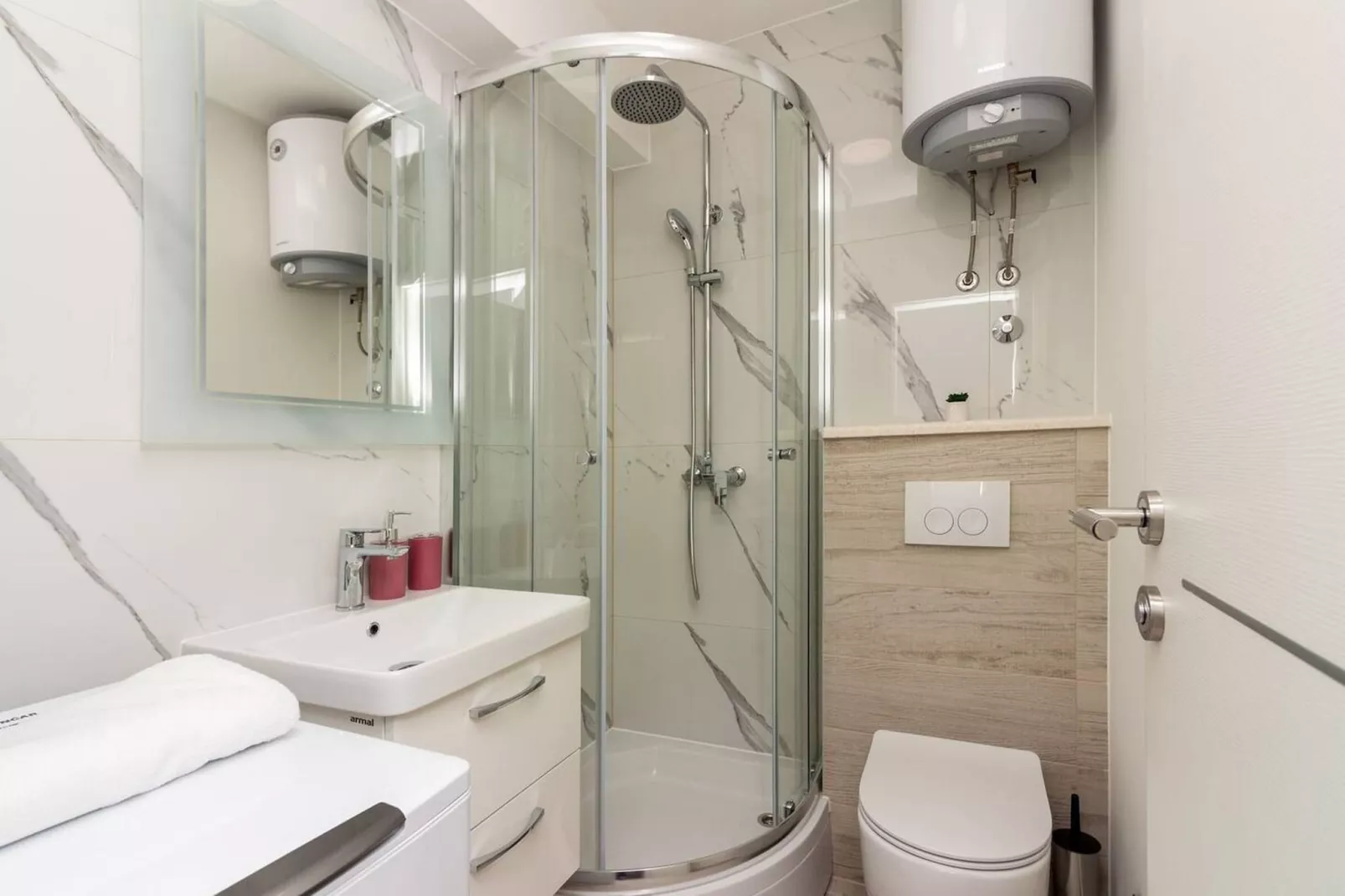 Modern Apartments with Private Balcony - One Bedroom Apartment (Owner S1) - Badezimmer