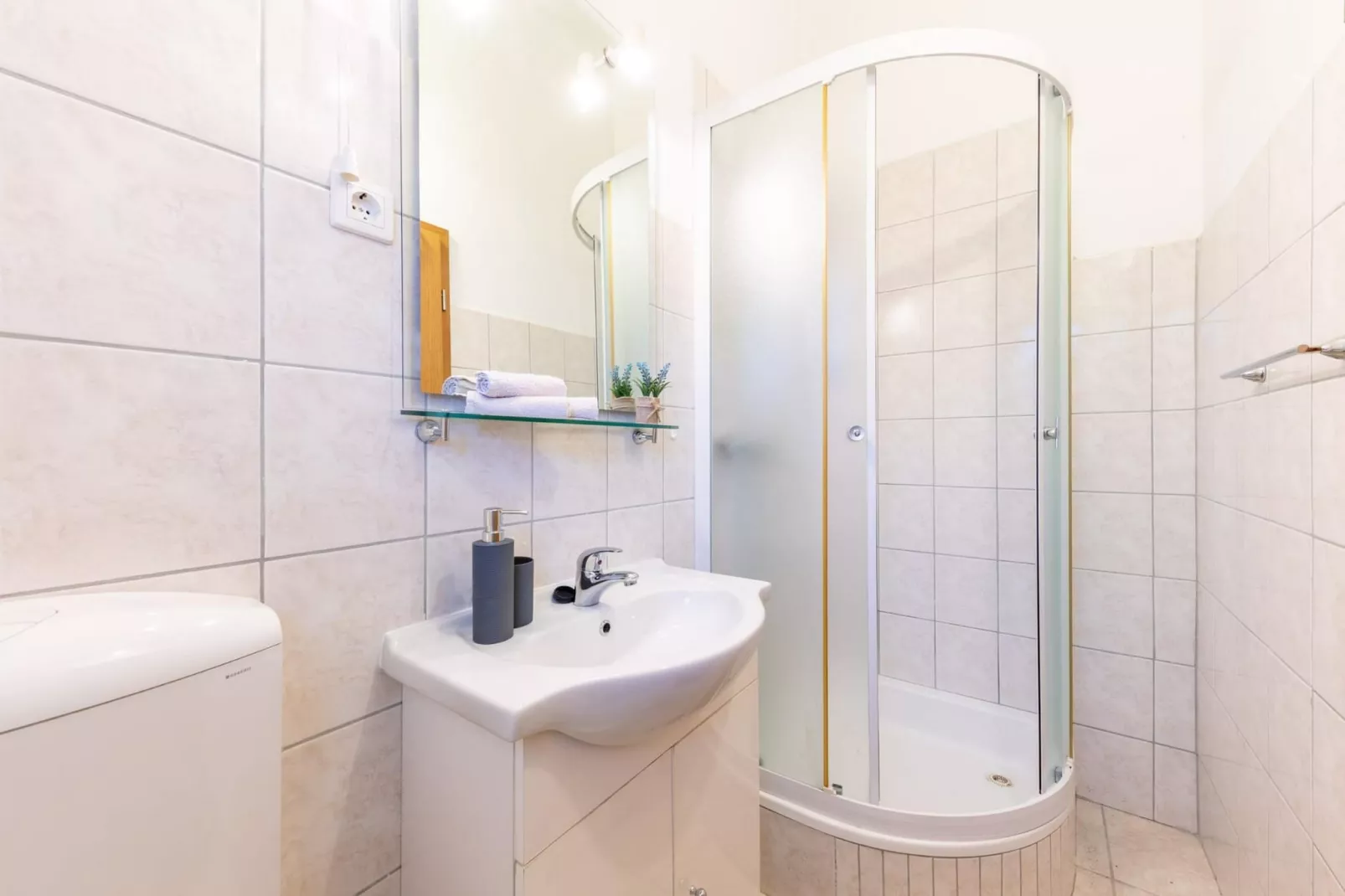 Spacious Prgomet Retreat with Private Pool, Fitness Centre, and Garden - Three Bedroom Villa - Bathroom