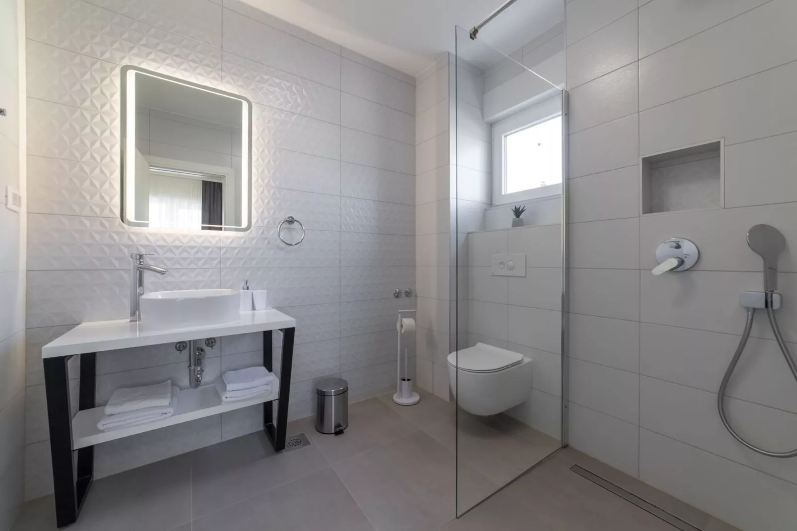 Luxury Kastela Villa with Heated Pool and Lounge Area - Four Bedroom Villa - Bathroom
