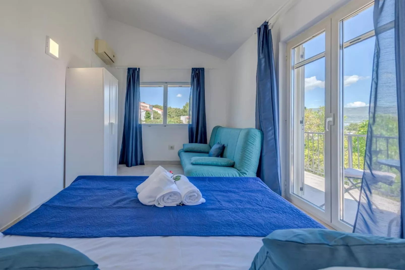 Seaside Getaway Holiday Home with Patio Slatine - Three Bedroom Holiday Home - Bedroom
