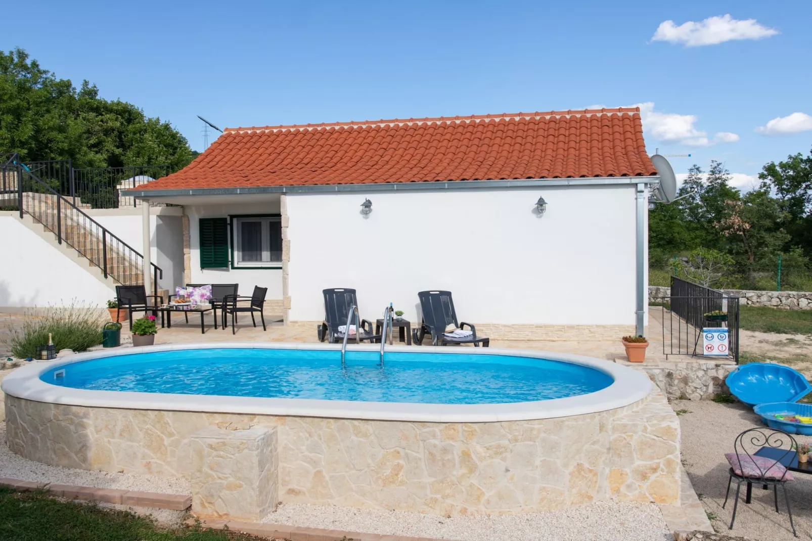 Serene Retreat Holiday Home with Pool - Two Bedroom Holiday Home with Pool - Im Freien