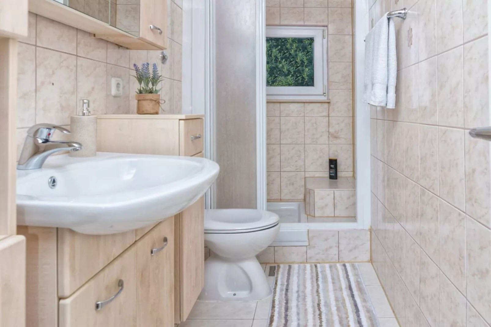 Hidden Gem Holiday Home with Pool in Kastel Stafilic - Two Bedroom Holiday Home with Pool - Bathroom