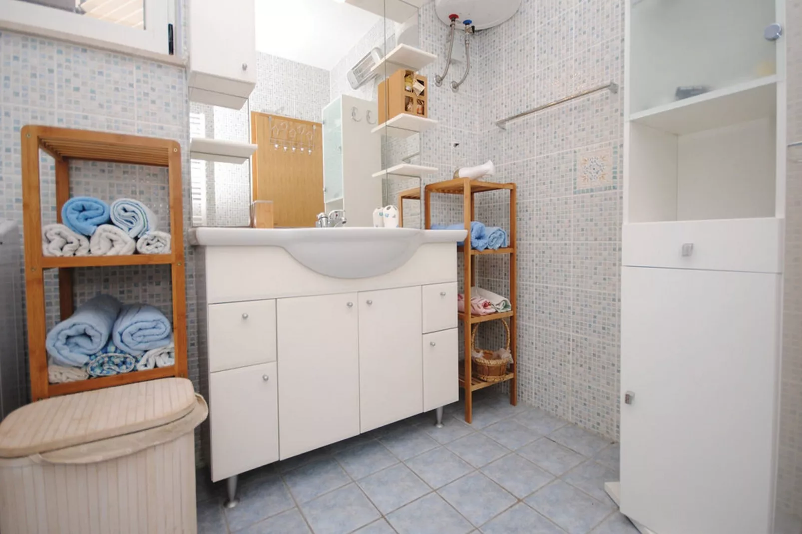 Picturesque Escape Holiday Home with Pool and Sauna - Four Bedroom Holiday Home with Sauna and Pool - Bathroom