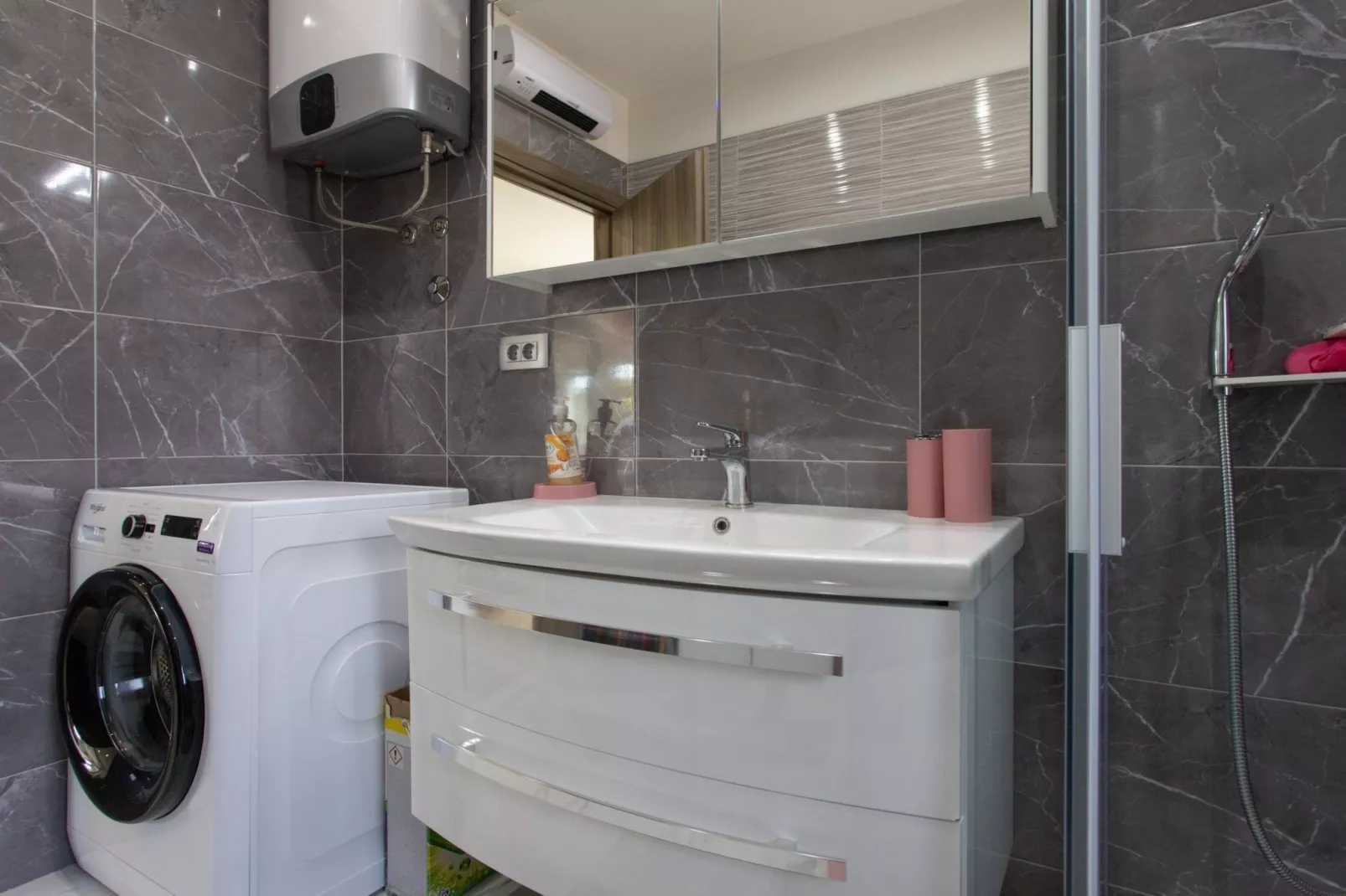 Trendy and Chic Apartment with Terrace and Private Garden - One Bedroom Apartment - Badezimmer