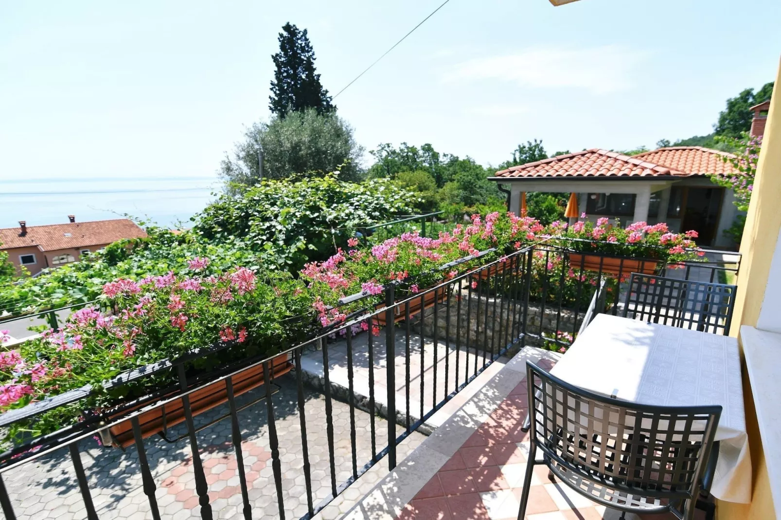 Scenic Retreat Rooms and Family Apartments - One Bedroom Apartment with Terrace - Terrace