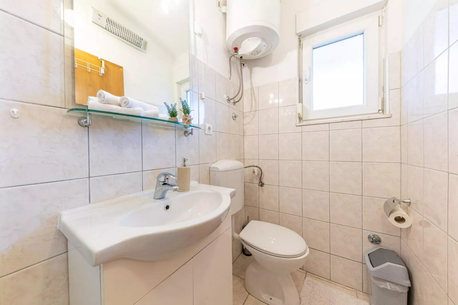 Spacious Prgomet Retreat with Private Pool, Fitness Centre, and Garden - Three Bedroom Villa - Bathroom