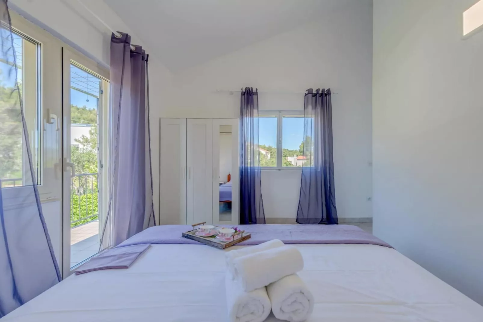 Seaside Getaway Holiday Home with Patio Slatine - Three Bedroom Holiday Home - Bedroom
