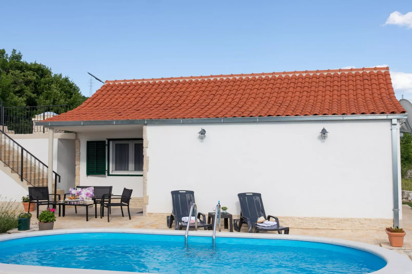 Serene Retreat Holiday Home with Pool - Two Bedroom Holiday Home with Pool - Im Freien