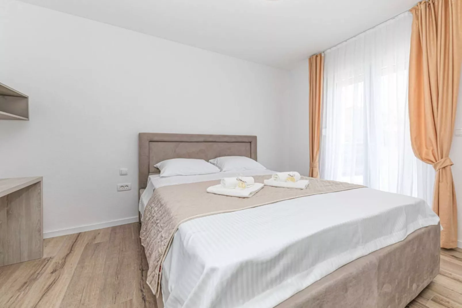 Expansive Retreat with Private Pool & BBQ, Near the Beach - Six Bedroom Villa - Schlafzimmer