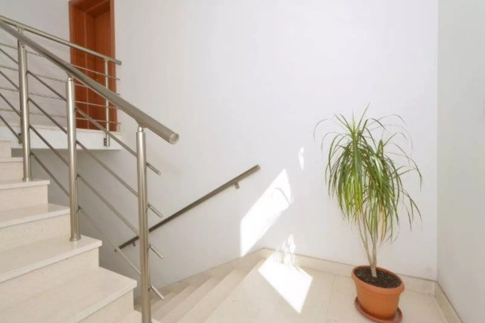 Bright Kaštela Apartment with Balcony and Private Parking - Two Bedroom Apartment - Treppe