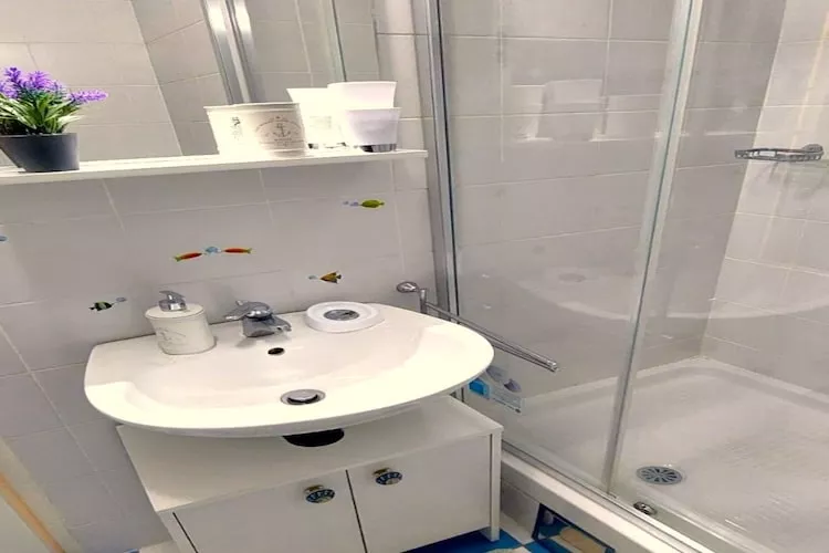 Charming Crikvenica Beachfront Apartment - One Bedroom Apartment - Salle de bain