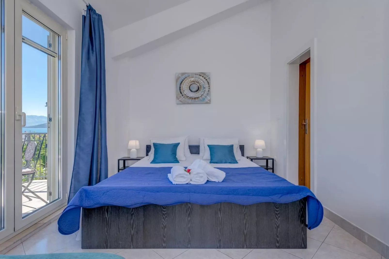 Seaside Getaway Holiday Home with Patio Slatine - Three Bedroom Holiday Home - Bedroom