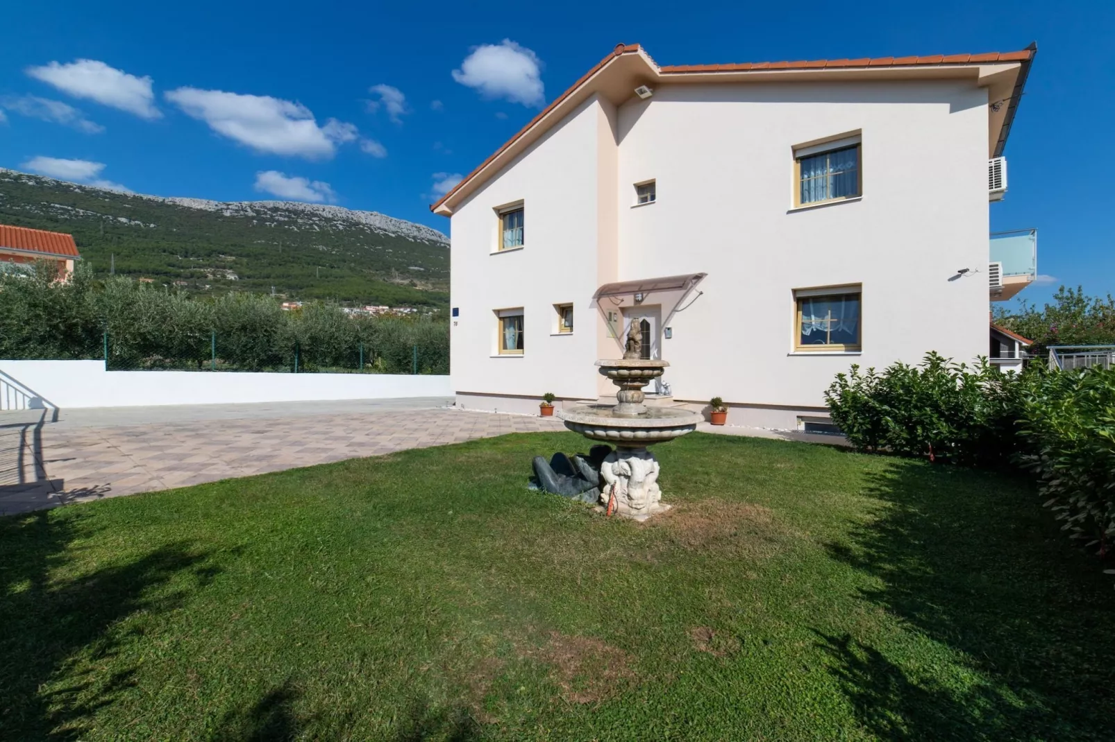 Spacious Holiday Home with Pool and Hot Tub in Kastel Stari - Four Bedroom Holiday Home with Pool - Outdoor