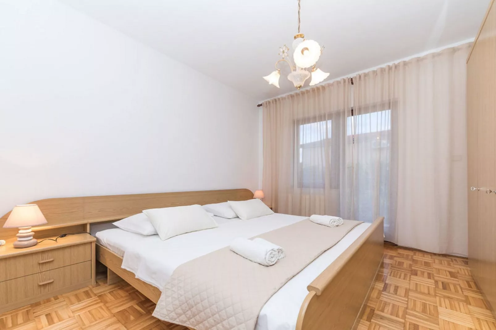 Relaxing Holiday Home with Pool, Fitness Area, and Entertainment Facilities - Six Bedroom Holiday Home - Schlafzimmer