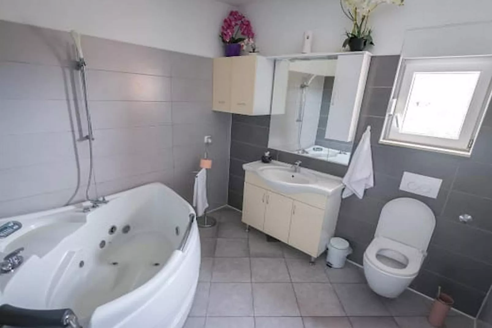 Exclusive Elegant Villa with Pool in Kastel Novi - Seven Bedroom Villa with Pool - Badezimmer