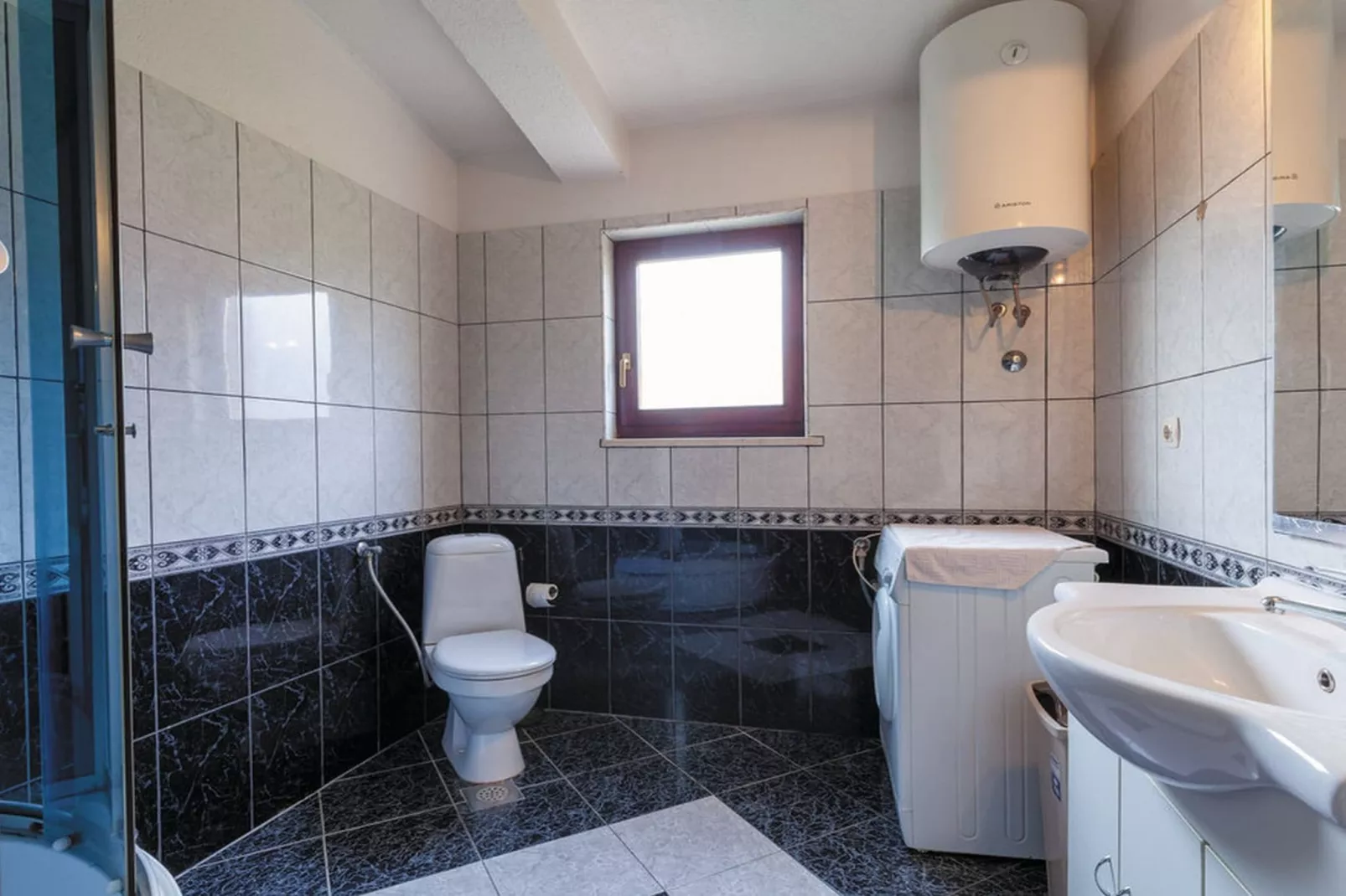 Mediterranean Stylish Villa with Pool in Kastel Stari - Six Bedroom Villa with Pool - Badezimmer