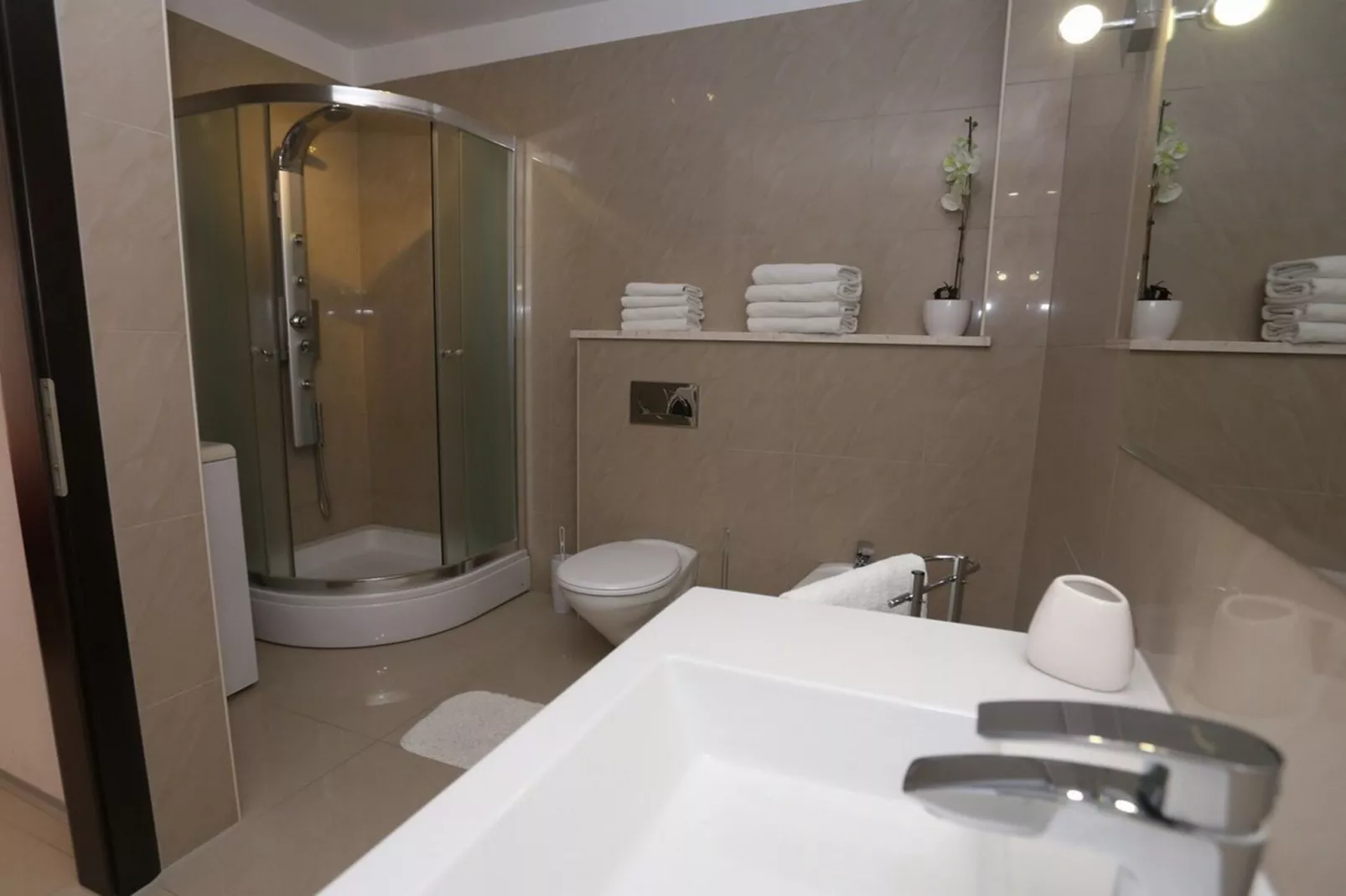 Okrug Gornji Luxurious Escape Villa with Pool - Five Bedroom Villa with Pool - Badezimmer