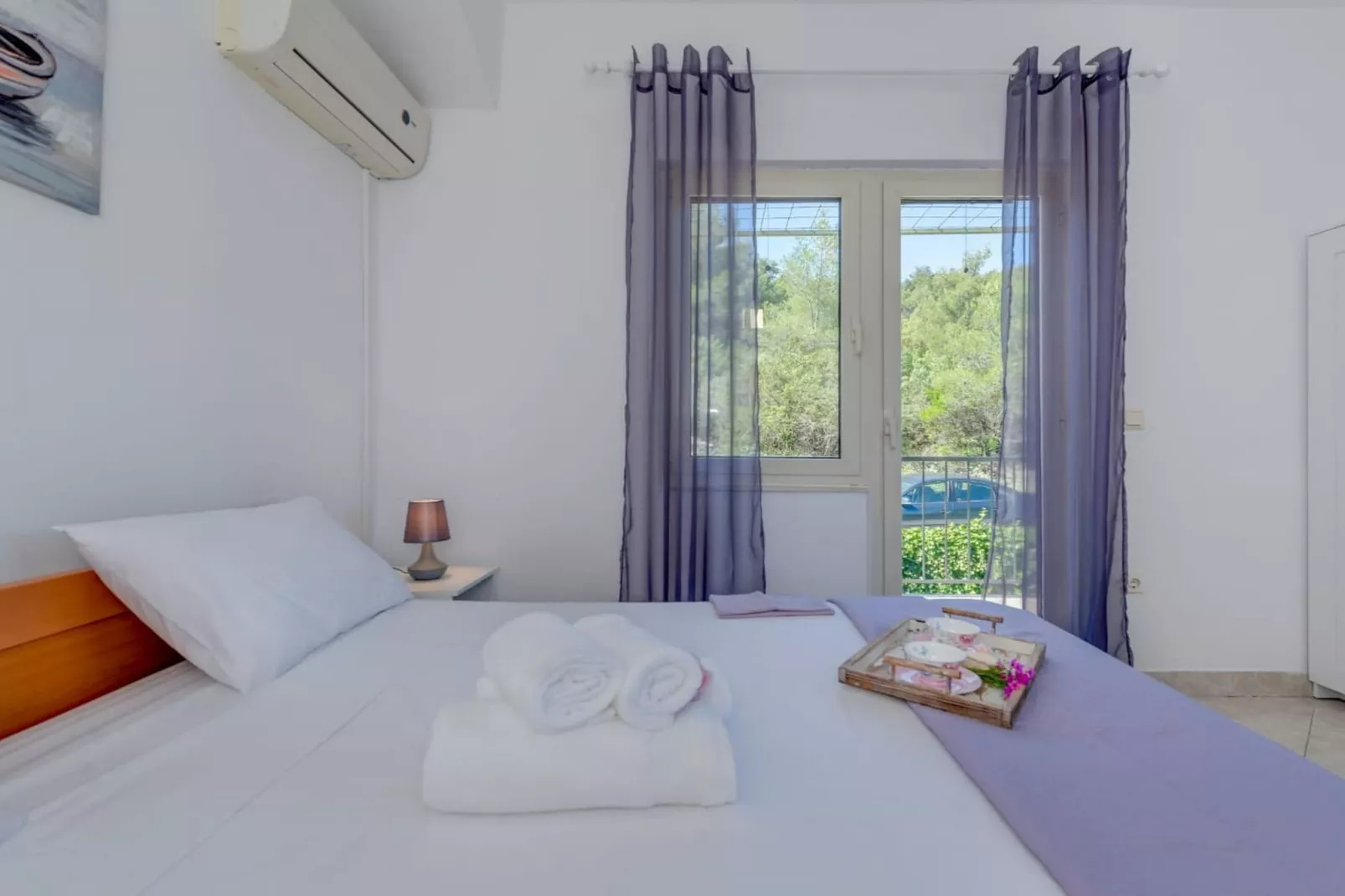 Seaside Getaway Holiday Home with Patio Slatine - Three Bedroom Holiday Home - Bedroom