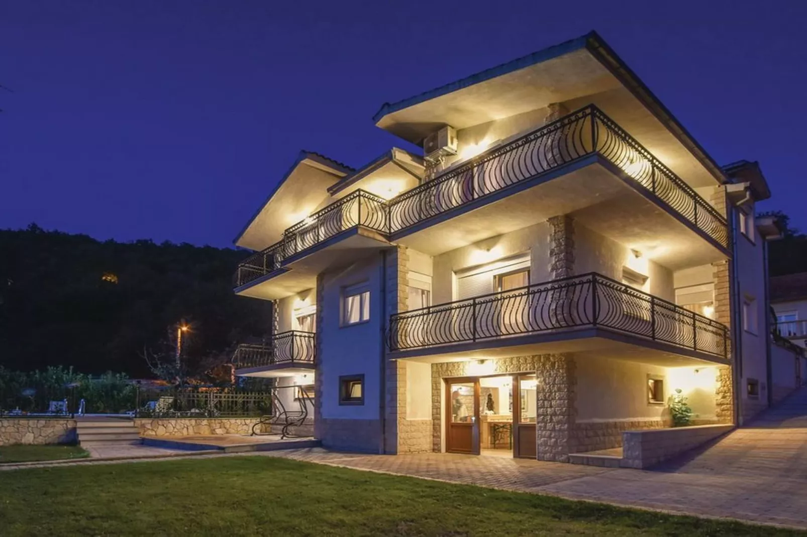 Serene Villa with Pool, BBQ, and Authentic Tavern Surrounded by Nature - Five Bedroom Holiday Home - Outdoor